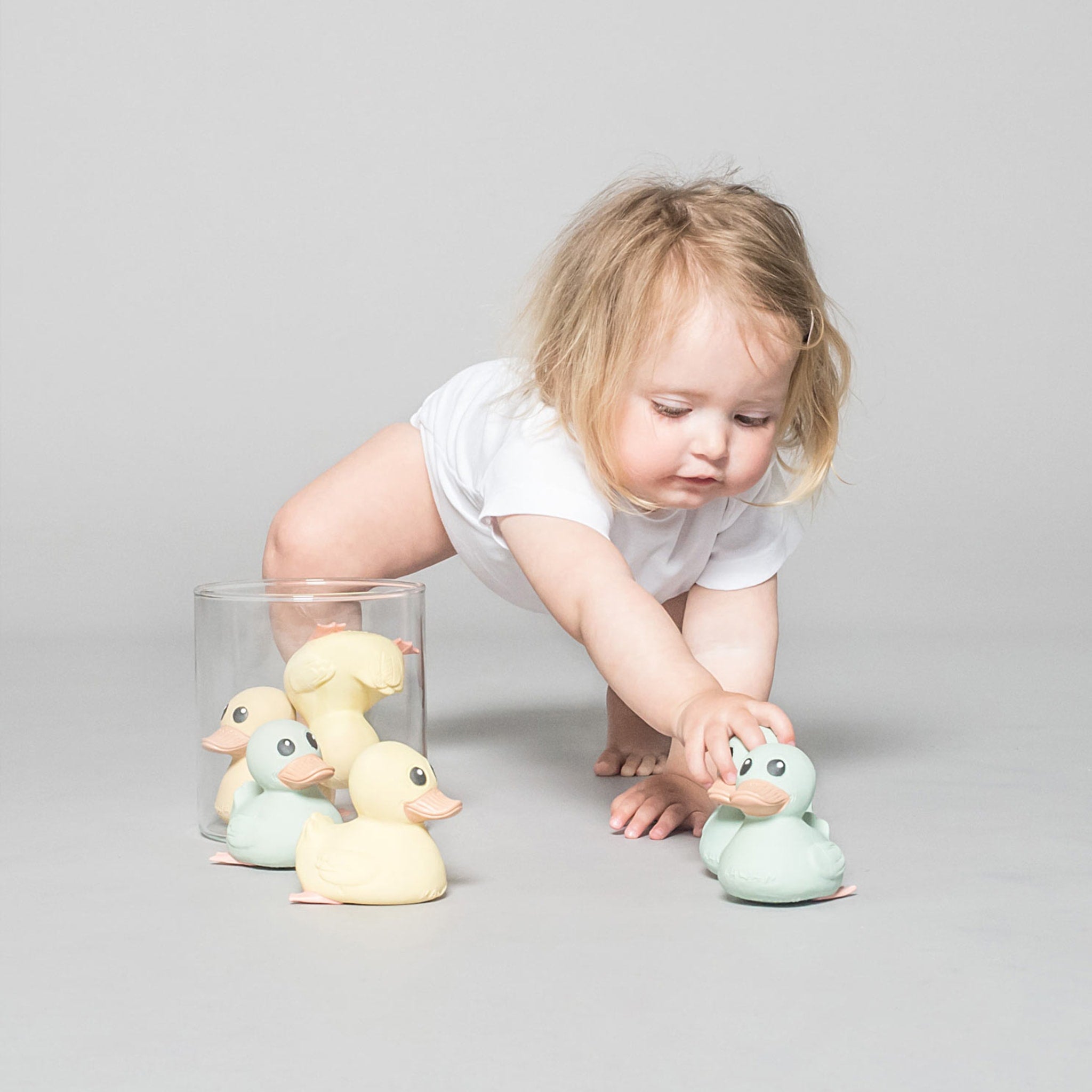 HEVEA Kawan Mini pato de goma – Juguete de baño de goma 100% natural para  bebé, respetuoso con el medio ambiente, perfecto para jugar, dentición y